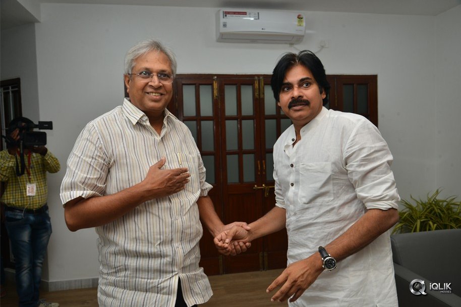 Pawan-Kalyan-Meeting-With-Sri-Undavalli-Arun-Kumar-stills
